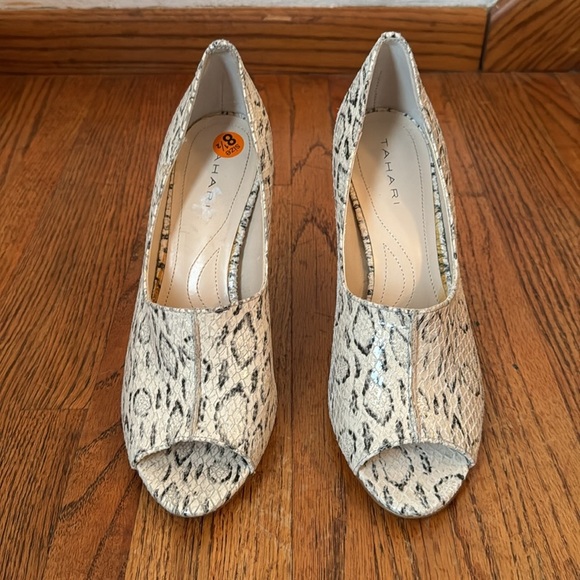 Tahari Beige Walden Snakeskin Print Peep Toe Slip On Heels Pumps - Picture 2 of 10